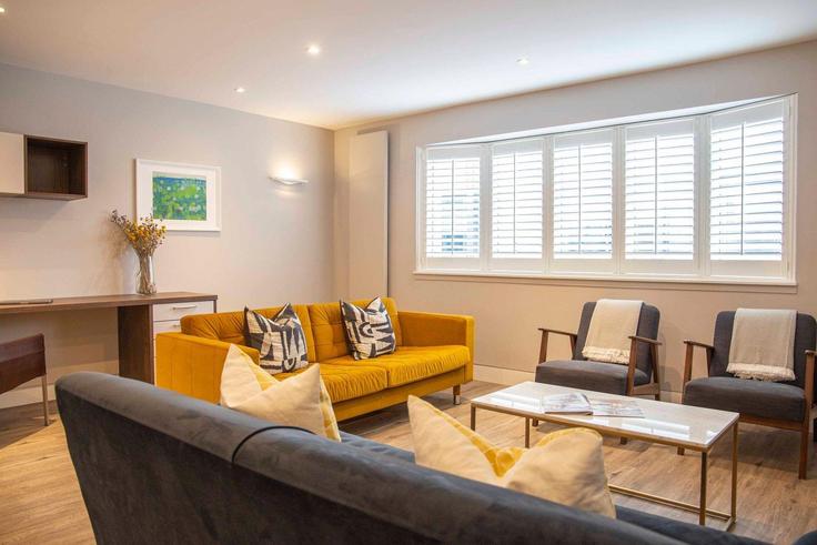 Elegant gestaltetes Wohnzimmer mit moderner Einrichtung in einer Wohnung im Building Livonia Street - city-relay - 1237190 - LON in City of Westminster, London