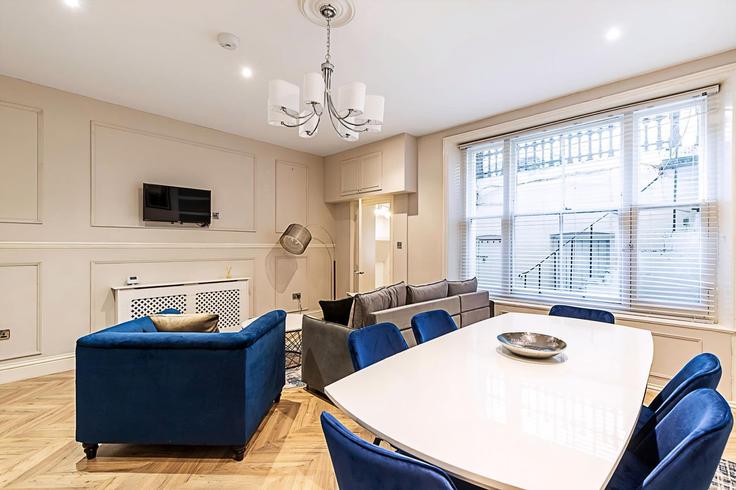 Elegant gestaltetes Wohnzimmer mit moderner Einrichtung in einer Wohnung im Building Clanricarde Gardens - city-relay - 1237129 - LON in City of Westminster, London