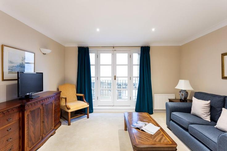 Sala de estar elegantemente projetada com móveis modernos em um apartamento no Building Wapping High Street - city-relay - 1237199 - LON em London Borough of Tower Hamlets, London