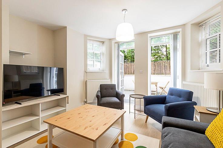 Sala de estar elegantemente projetada com móveis modernos em um apartamento no Building Compayne Gardens - city-relay - 1289345 - LON em London Borough of Camden, London