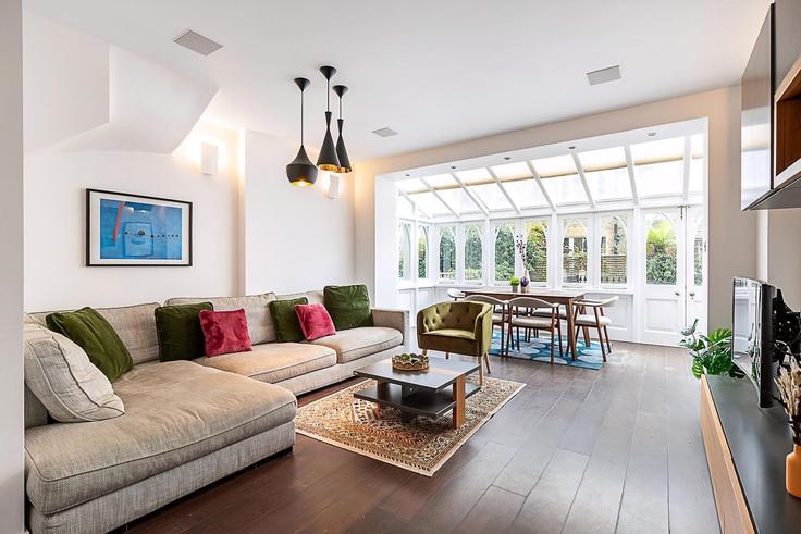 Royal Borough of Kensington and Chelsea, London에 위치한 Building Upcerne Road - city-relay - 1342610 유닛의 세련된 인테리어가 돋보이는 거실 Royal Borough of Kensington and Chelsea, London에 위치한 Building Upcerne Road - city-relay - 1342610 유닛의 세련된 인테리어가 돋보이는 거실