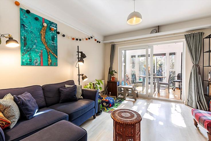 Elegante sala de estar con mobiliario moderno en un apartamento en Building Alice Lane - city-relay - 1237152 - LON en London Borough of Tower Hamlets, London