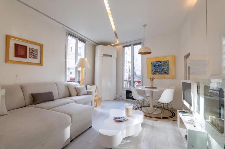 Paris 6th arrondissementのBuilding Rue Saint-André des Arts - city-relay - 1407220のアパートメントにある、モダンな家具を備えたエレガントなデザインのリビングルーム Paris 6th arrondissementのBuilding Rue Saint-André des Arts - city-relay - 1407220のアパートメントにある、モダンな家具を備えたエレガントなデザインのリビングルーム