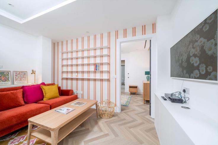 London London Borough of SouthwarkのBuilding Southwark Bridge Road - city-relay - 1314273 - LONのアパートメントにある、モダンな家具を備えたエレガントなデザインのリビングルーム London London Borough of SouthwarkのBuilding Southwark Bridge Road - city-relay - 1314273 - LONのアパートメントにある、モダンな家具を備えたエレガントなデザインのリビングルーム