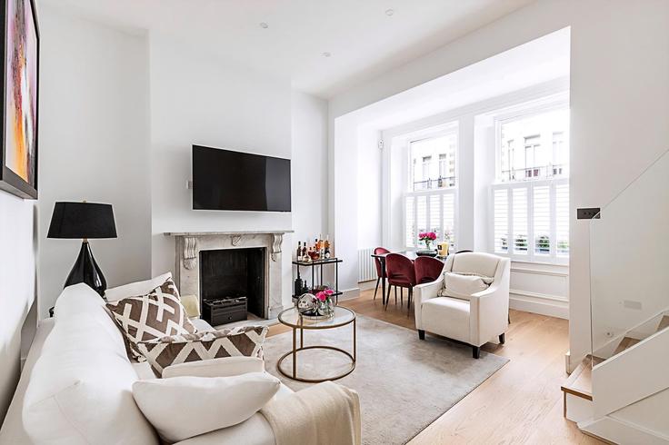 Elegantly designed living room with modern furnishings in an apartment at Building Harrington Gardens - city-relay - 1237229 - LON in Royal Borough of Kensington and Chelsea, London