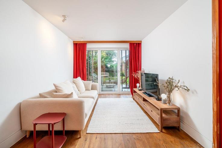 Elegant gestaltetes Wohnzimmer mit moderner Einrichtung in einer Wohnung im Building Navarino Grove - city-relay - 1345452 in London Borough of Hackney, London Elegant gestaltetes Wohnzimmer mit moderner Einrichtung in einer Wohnung im Building Navarino Grove - city-relay - 1345452 in London Borough of Hackney, London