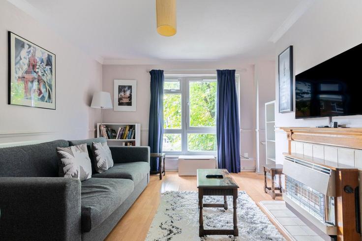 Sala de estar elegantemente projetada com móveis modernos em um apartamento no Building Atney Road - city-relay - 1237283 - LON em London Borough of Wandsworth, London