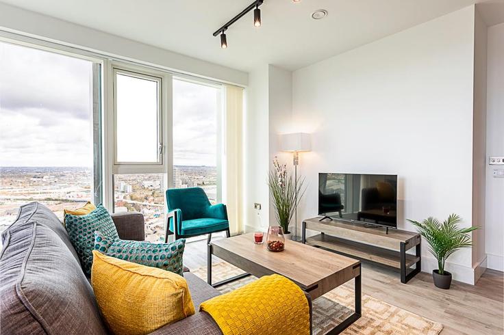 Sala de estar elegantemente projetada com móveis modernos em um apartamento no Building Portal Way - city-relay - 1237142 - LON em London Borough of Ealing, London