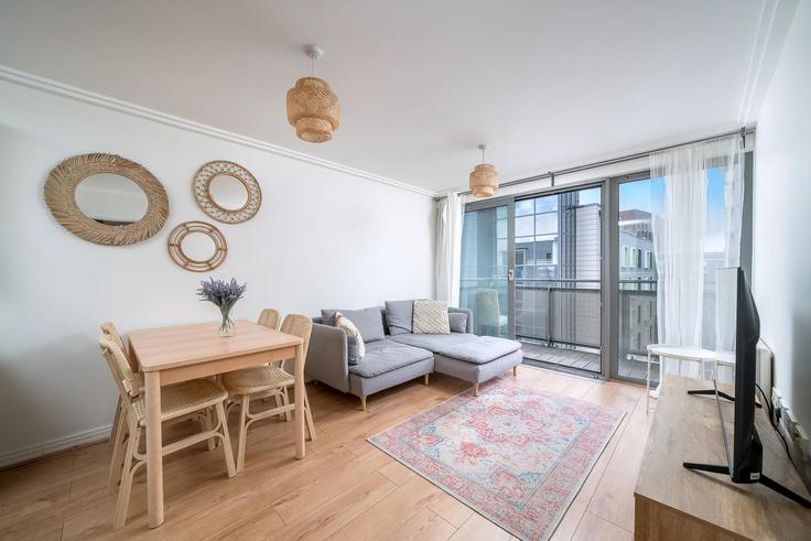 Sala de estar elegantemente projetada com móveis modernos em um apartamento no Building Retail Unit 4 - city-relay - 1317458 em London Borough of Ealing, London