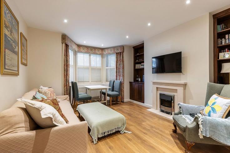 Elegantly designed living room with modern furnishings in an apartment at Building Redcliffe Gardens - city-relay - 1237304 - LON in Royal Borough of Kensington and Chelsea, London