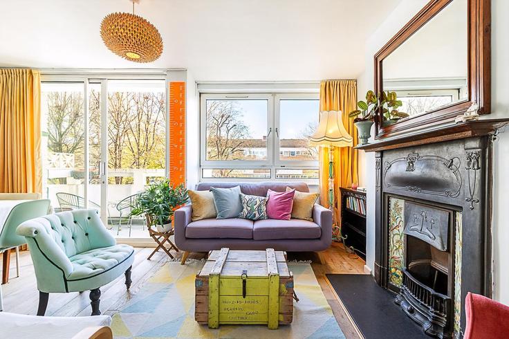 Sala de estar elegantemente projetada com móveis modernos em um apartamento no Building Pownall Road - city-relay - 1363360 em London Borough of Hackney, London