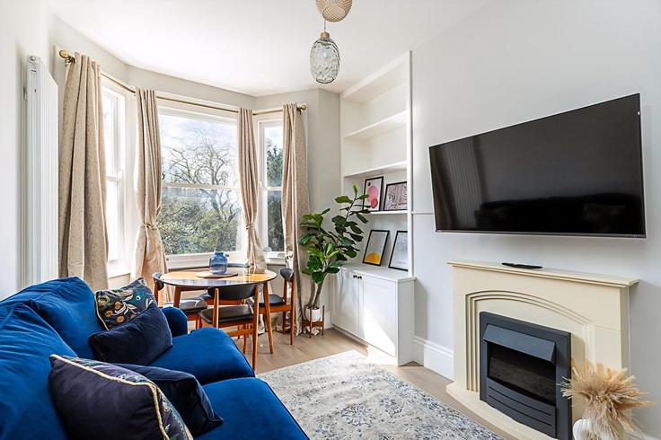 London Borough of Hammersmith and Fulham, London에 위치한 Building Fulham Palace Road - city-relay - 1230285 - LON 아파트의 세련된 인테리어가 돋보이는 거실 London Borough of Hammersmith and Fulham, London에 위치한 Building Fulham Palace Road - city-relay - 1230285 - LON 아파트의 세련된 인테리어가 돋보이는 거실