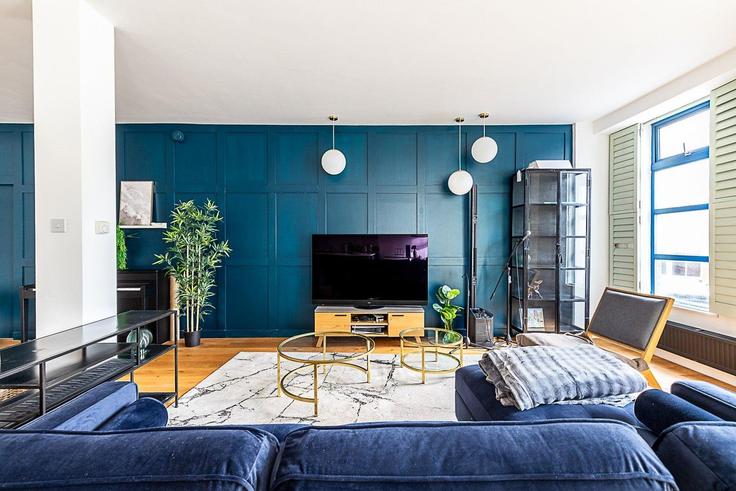 Sala de estar elegantemente projetada com móveis modernos em um apartamento no Building Cheshire Street - city-relay - 1363348 em London Borough of Tower Hamlets, London