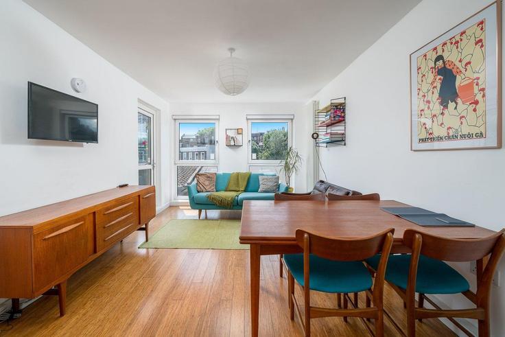 Elegante sala de estar con mobiliario moderno en un apartamento en Building City Garden Row - city-relay - 1285795 - LON en London Borough of Islington, London Elegante sala de estar con mobiliario moderno en un apartamento en Building City Garden Row - city-relay - 1285795 - LON en London Borough of Islington, London