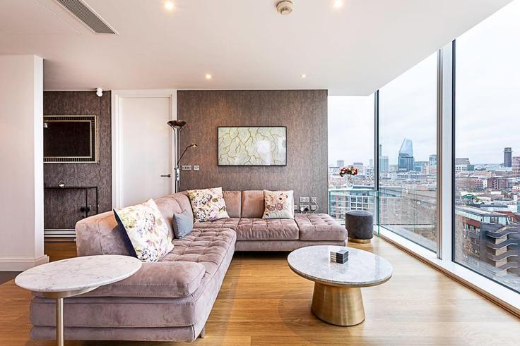 Sala de estar elegantemente projetada com móveis modernos em um apartamento no Building Empire Square West - city-relay - 1237241 em London Borough of Southwark, London