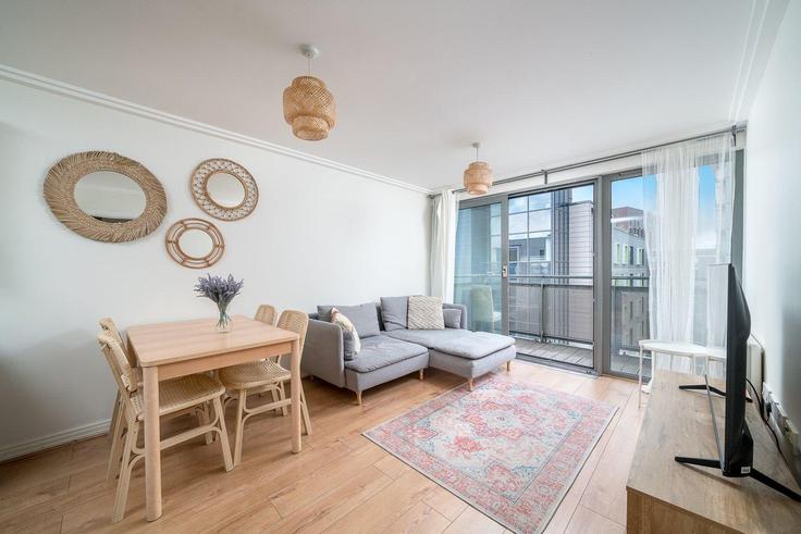 Sala de estar elegantemente projetada com móveis modernos em um apartamento no Building Retail Unit 4 - city-relay - 1317458 em London Borough of Ealing, London