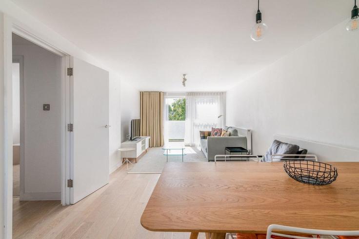 Sala de estar elegantemente projetada com móveis modernos em um apartamento no Building Ebury Street - city-relay - 1294903 - LON em City of Westminster, London Sala de estar elegantemente projetada com móveis modernos em um apartamento no Building Ebury Street - city-relay - 1294903 - LON em City of Westminster, London