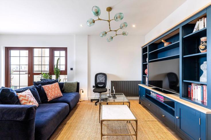 Elegante sala de estar con mobiliario moderno en un apartamento en Building Jubilee Street - city-relay - 1237180 - LON en London Borough of Tower Hamlets, London