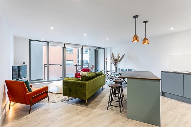 Elegant gestaltetes Wohnzimmer mit moderner Einrichtung in einer Wohnung im Building Tanner Street - city-relay - 1237194 - LON in London Borough of Southwark, London
