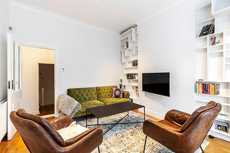 Salle de séjour élégante avec mobilier moderne dans un appartement à Building Priory Road - city-relay - 1237302 - LON à London Borough of Camden, London Salle de séjour élégante avec mobilier moderne dans un appartement à Building Priory Road - city-relay - 1237302 - LON à London Borough of Camden, London