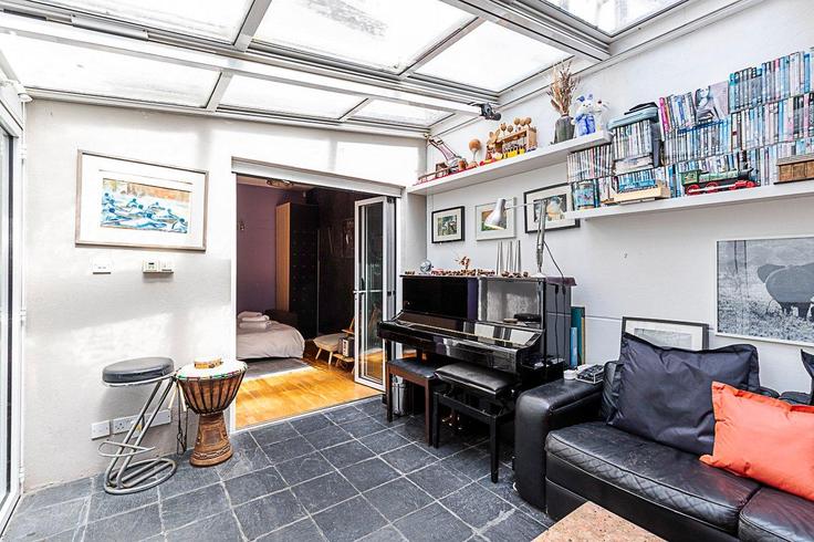 Elegante sala de estar con mobiliario moderno en un apartamento en Building Drayson Mews - city-relay - 1285796 - LON en Royal Borough of Kensington and Chelsea, London