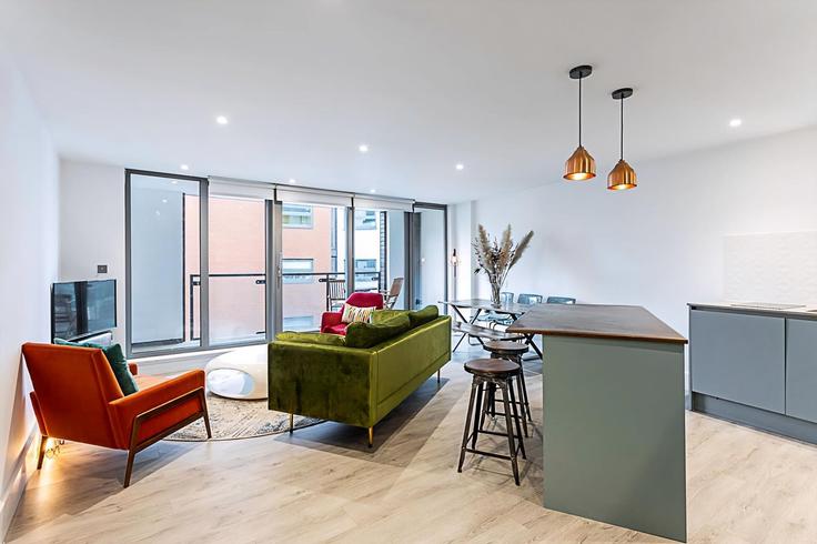 Elegantly designed living room with modern furnishings in an apartment at Building Tanner Street - city-relay - 1237194 - LON in London Borough of Southwark, London
