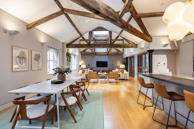 Building New Globe Walk - city-relay - 1237232 - LON adresindeki bir dairede modern mobilyalarla zarif bir şekilde tasarlanmış oturma odası London Borough of Southwark, London