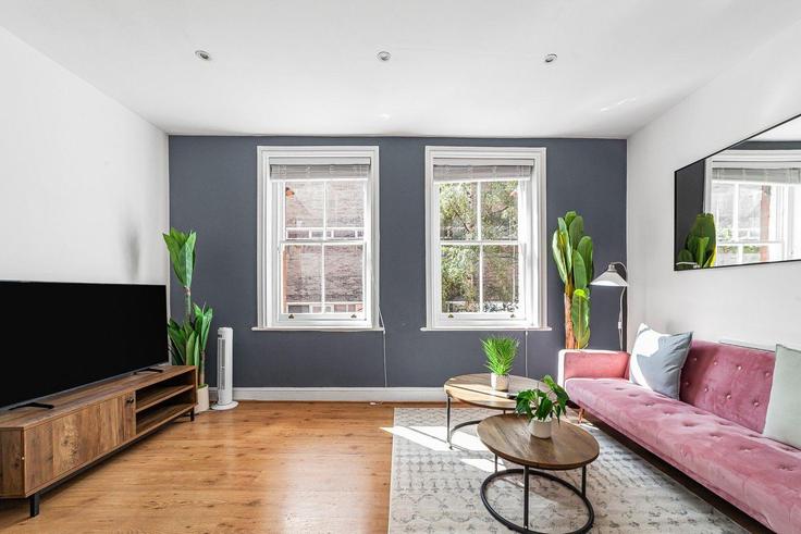 Sala de estar elegantemente projetada com móveis modernos em um apartamento no Building East Tenter Street - city-relay - 1237290 - LON em London Borough of Tower Hamlets, London Sala de estar elegantemente projetada com móveis modernos em um apartamento no Building East Tenter Street - city-relay - 1237290 - LON em London Borough of Tower Hamlets, London