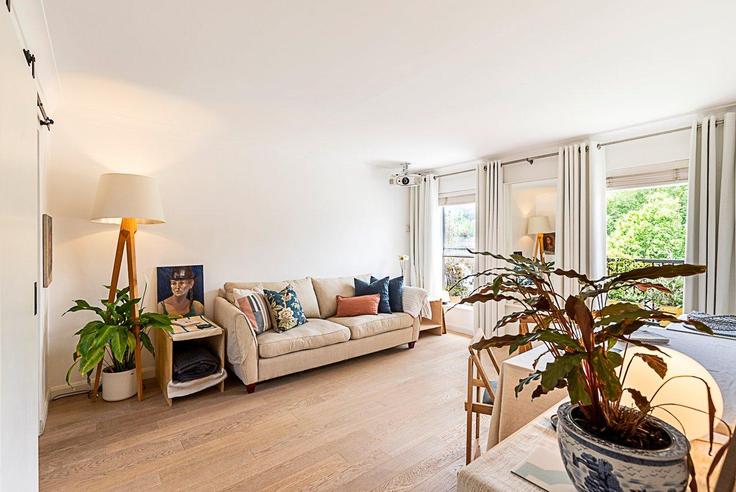 Elegante sala de estar con mobiliario moderno en un apartamento en Building Collinson Street - city-relay - 1285793 - LON en London Borough of Southwark, London