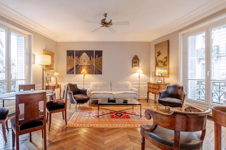 6th arrondissement, Paris에 위치한 Building Rue Saint-Germain l'Auxerrois - city-relay - 1237165 - PAR 아파트의 세련된 인테리어가 돋보이는 거실 6th arrondissement, Paris에 위치한 Building Rue Saint-Germain l'Auxerrois - city-relay - 1237165 - PAR 아파트의 세련된 인테리어가 돋보이는 거실