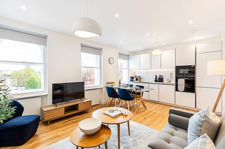 Elegant gestaltetes Wohnzimmer mit moderner Einrichtung in einer Wohnung im Building Fulham Road - city-relay - 1237216 - LON in Royal Borough of Kensington and Chelsea, London