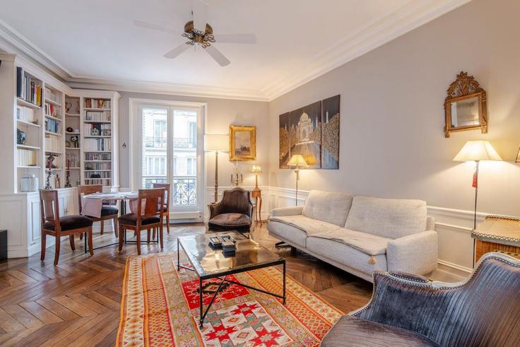Elegant gestaltetes Wohnzimmer mit moderner Einrichtung in einer Wohnung im Building Rue Saint-Germain l'Auxerrois - city-relay - 1237165 - PAR in 6th arrondissement, Paris