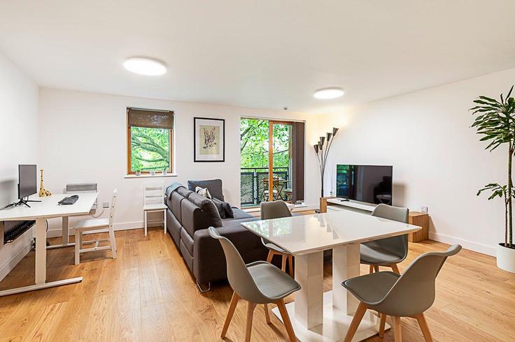 Salle de séjour élégante avec mobilier moderne dans un appartement à Building Meath Crescent - city-relay - 1285799 - LON à London Borough of Tower Hamlets, London