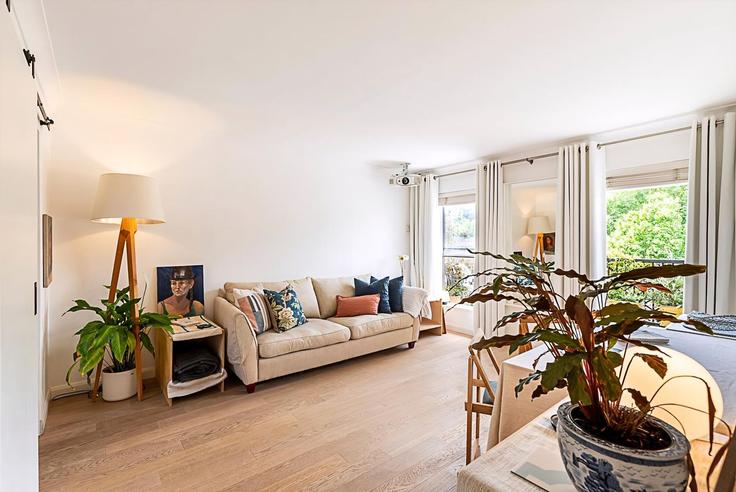 Sala de estar elegantemente projetada com móveis modernos em um apartamento no Building Collinson Street - city-relay - 1285793 - LON em London Borough of Southwark, London