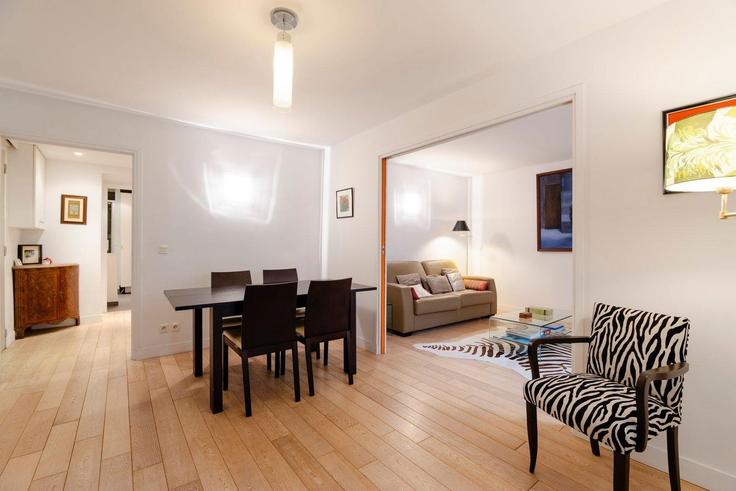 Elegante sala de estar con mobiliario moderno en un apartamento en Building Rue du Faubourg Saint-Martin - city-relay - 1237228 - PAR en 10th arrondissement, Paris