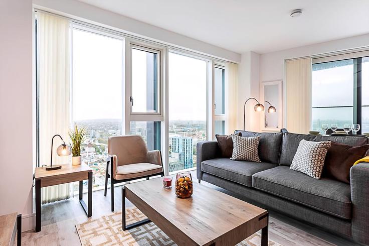 Elegant gestaltetes Wohnzimmer mit moderner Einrichtung in einer Wohnung im Building Portal Way - city-relay - 1230281 in London Borough of Ealing, London