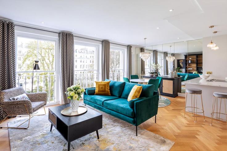 Sala de estar elegantemente projetada com móveis modernos em um apartamento no Building Cornwall Gardens - city-relay - 1237144 - LON em Royal Borough of Kensington and Chelsea, London