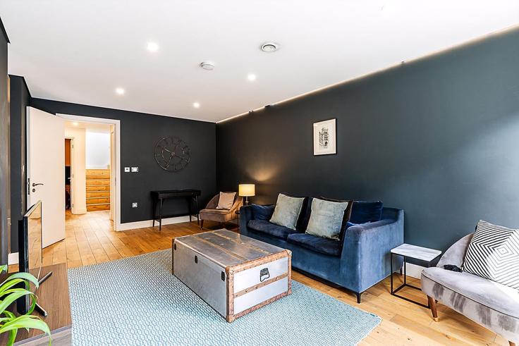 London Borough of Islington, London에 위치한 Building Northdown Street - city-relay - 1328037 유닛의 세련된 인테리어가 돋보이는 거실