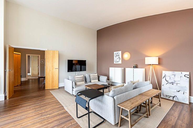 Sala de estar elegantemente projetada com móveis modernos em um apartamento no Building Lawn House Close - city-relay - 1237179 - LON em London Borough of Tower Hamlets, London