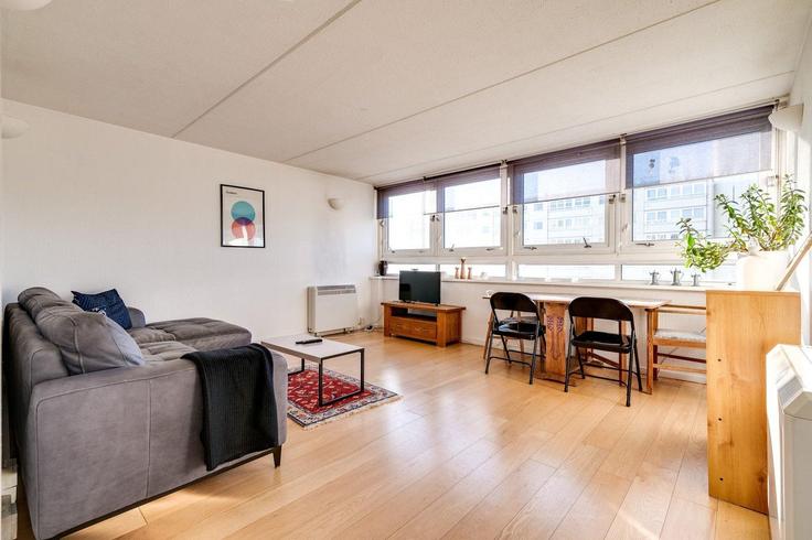 Elegante sala de estar con mobiliario moderno en un apartamento en Building Flat 68 Park Court - city-relay - 1237293 - LON en London Borough of Wandsworth, London Elegante sala de estar con mobiliario moderno en un apartamento en Building Flat 68 Park Court - city-relay - 1237293 - LON en London Borough of Wandsworth, London