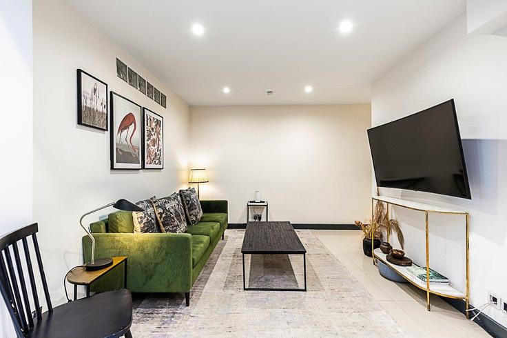 London London Borough of Hammersmith and FulhamのBuilding Woodstock Grove - city-relay - 1237277 - LONのアパートメントにある、モダンな家具を備えたエレガントなデザインのリビングルーム