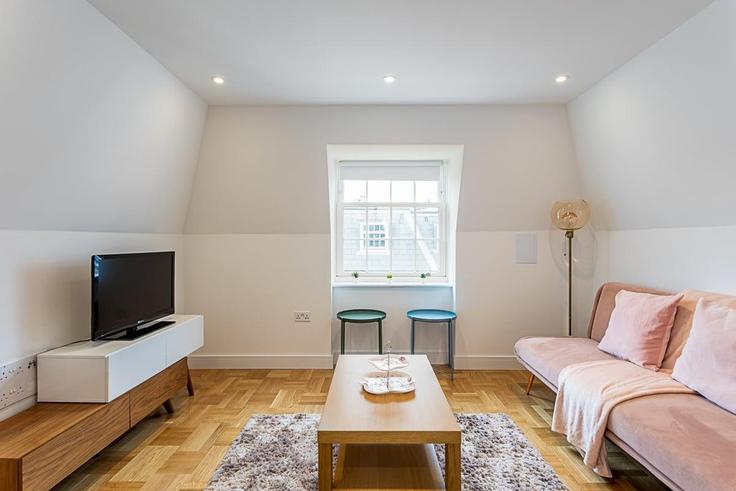 Elegante sala de estar con mobiliario moderno en un apartamento en Building Lisgar Terrace - city-relay - 1237186 - LON en London Borough of Hammersmith and Fulham, London