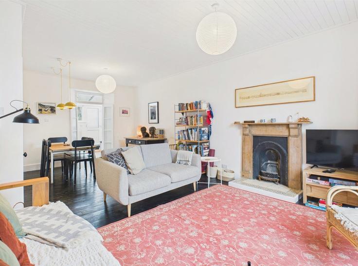 Elegante sala de estar con mobiliario moderno en un apartamento en Building Bar Terrace - city-relay - 1470115 en Falmouth, Falmouth