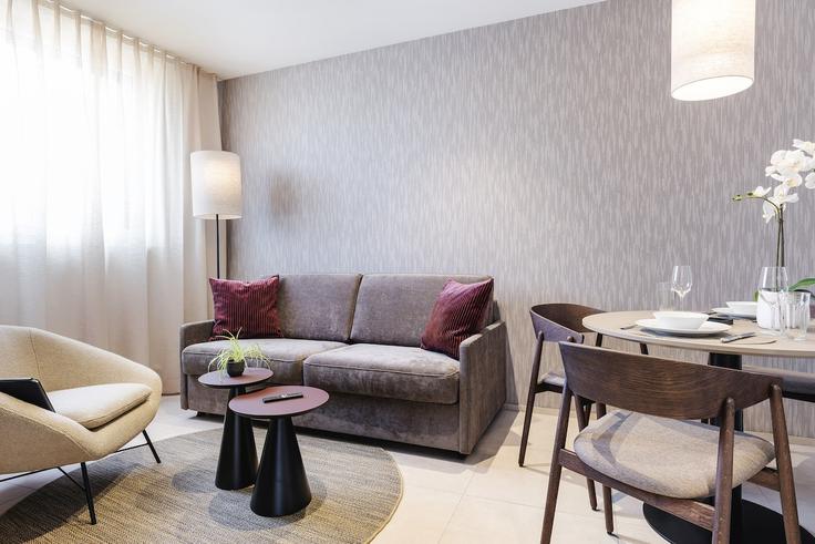 Salle de séjour élégante avec mobilier moderne dans un appartement à Building Zeughausstrasse - city-stay - 1637109 à Aussersihl, Zurich Salle de séjour élégante avec mobilier moderne dans un appartement à Building Zeughausstrasse - city-stay - 1637109 à Aussersihl, Zurich