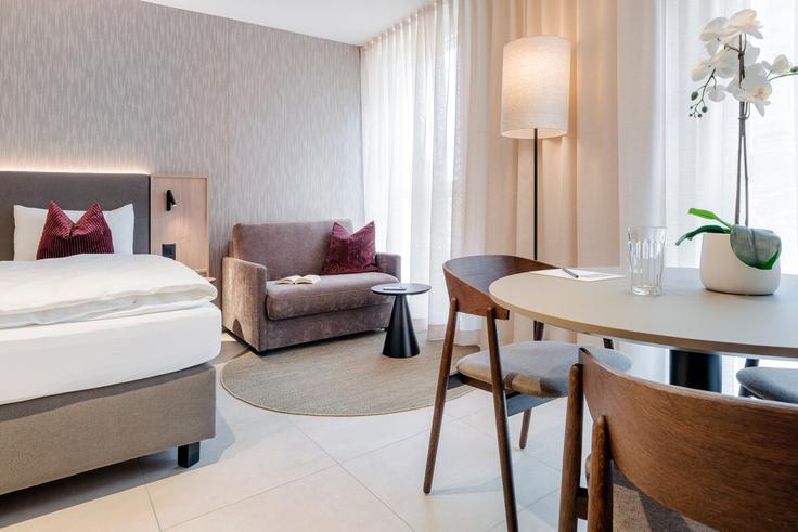 Elegant gestaltetes Wohnzimmer mit moderner Einrichtung in einer Wohnung im Building Zeughausstrasse - city-stay - 1637099 in Aussersihl, Zurich Elegant gestaltetes Wohnzimmer mit moderner Einrichtung in einer Wohnung im Building Zeughausstrasse - city-stay - 1637099 in Aussersihl, Zurich