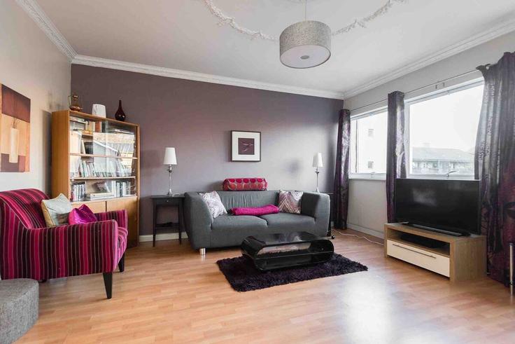 Elegant gestaltetes Wohnzimmer mit moderner Einrichtung in einer Wohnung im Building Leigh Street - citygate-homes - 1490187 in London Borough of Camden, London