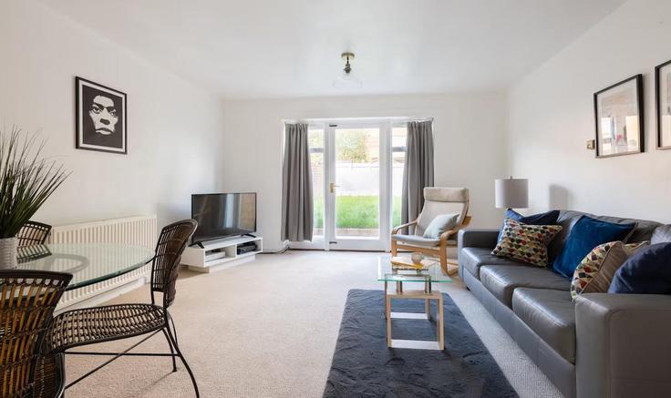 Elegante sala de estar con mobiliario moderno en un apartamento en Building Topaz Walk - citygate-homes - 1490191 en London Borough of Barnet, London Elegante sala de estar con mobiliario moderno en un apartamento en Building Topaz Walk - citygate-homes - 1490191 en London Borough of Barnet, London