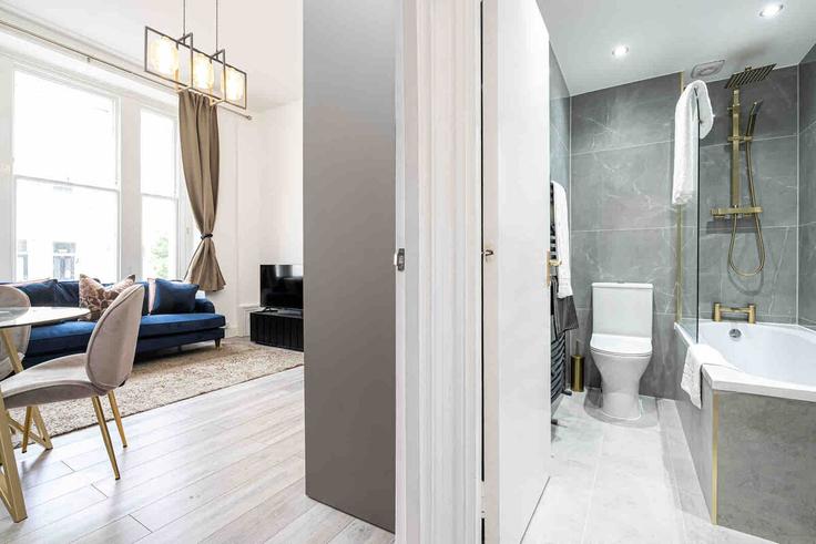 Sala de estar elegantemente projetada com móveis modernos em um apartamento no Building Elgin Avenue - citygate-homes - 1491197 em City of Westminster, London Sala de estar elegantemente projetada com móveis modernos em um apartamento no Building Elgin Avenue - citygate-homes - 1491197 em City of Westminster, London