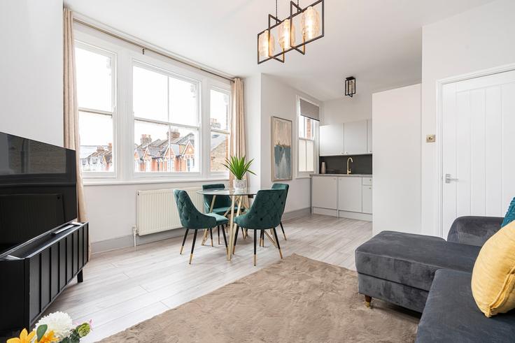 London Borough of Hammersmith and Fulham, London에 위치한 Building Gravesend Road - citygate-homes - 1490157 유닛의 세련된 인테리어가 돋보이는 거실