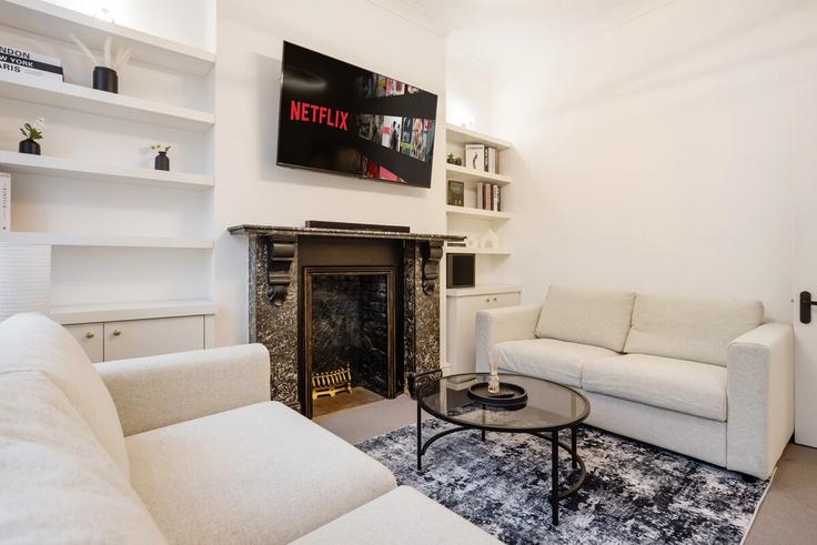 Sala de estar elegantemente projetada com móveis modernos em um apartamento no Building Lisson Grove - cityscape - 1378977 em City of Westminster, London